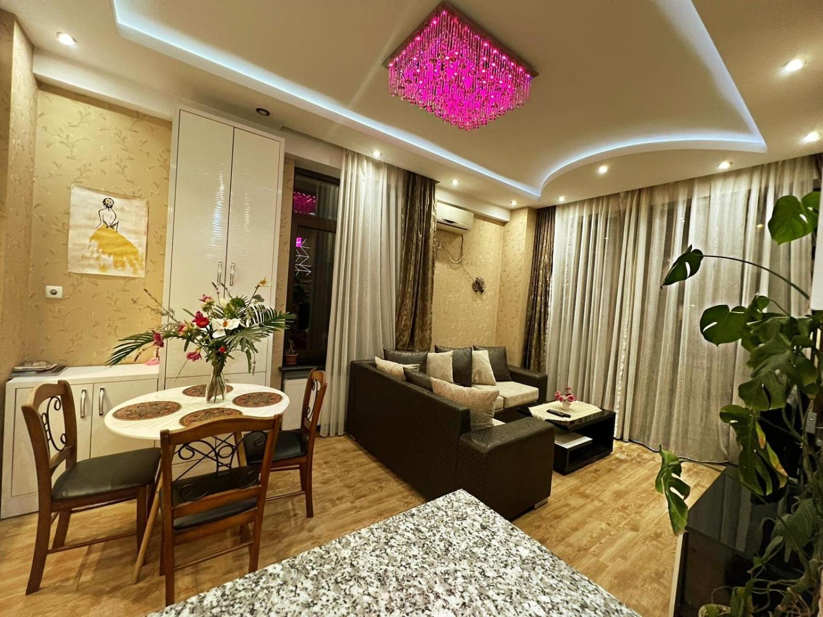 Cozy Apartment In The City Center Mtatsminda Tbilisi Ngoại thất bức ảnh